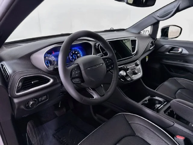 New 2027 White/off-white Chrysler Limited image 9
