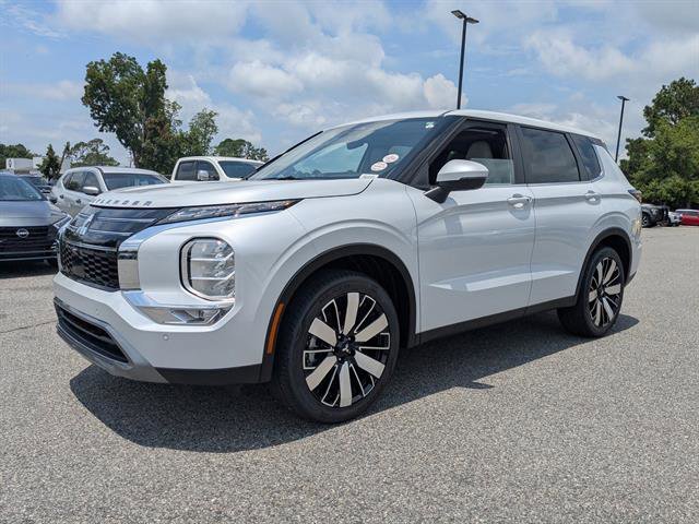 Used 2025 White Diamond Mitsubishi SE image 16