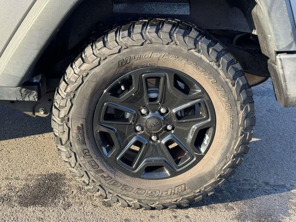 Used 2016 Billet Silver Metallic Clearcoat Jeep Sport image 12