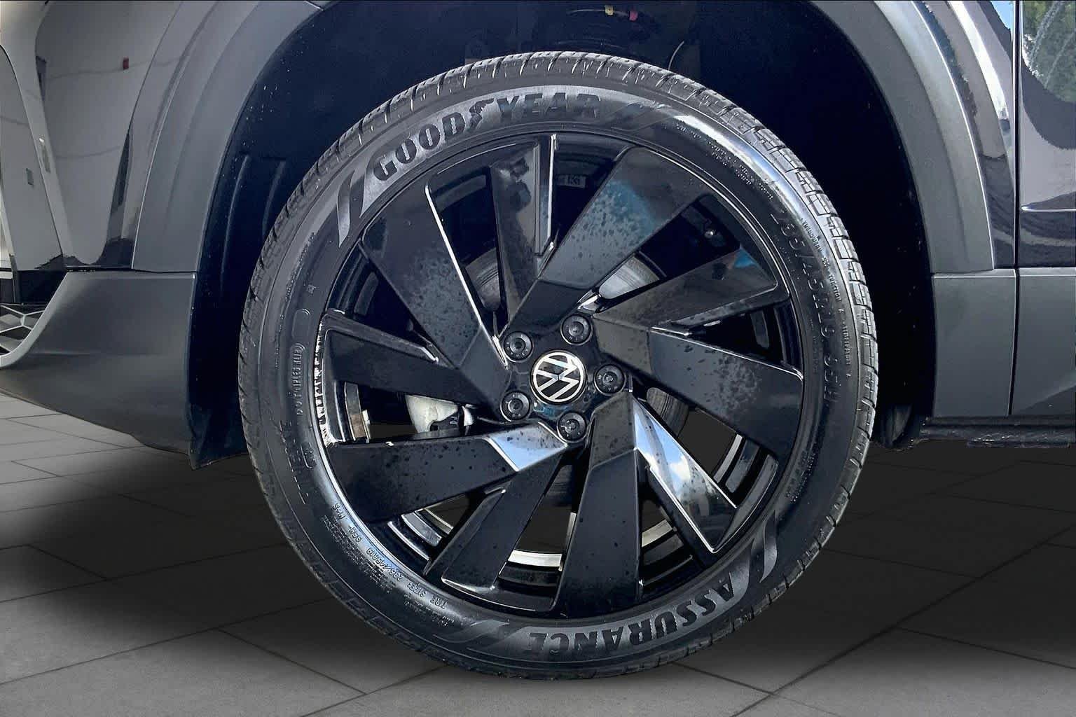 Used 2024 Deep Black Pearl Volkswagen SEL image 11