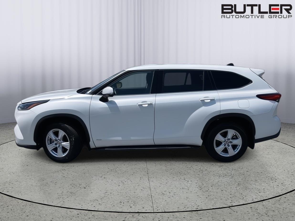 Used 2022 White (Wind Chill Pearl) Toyota Hybrid LE AWD image 2