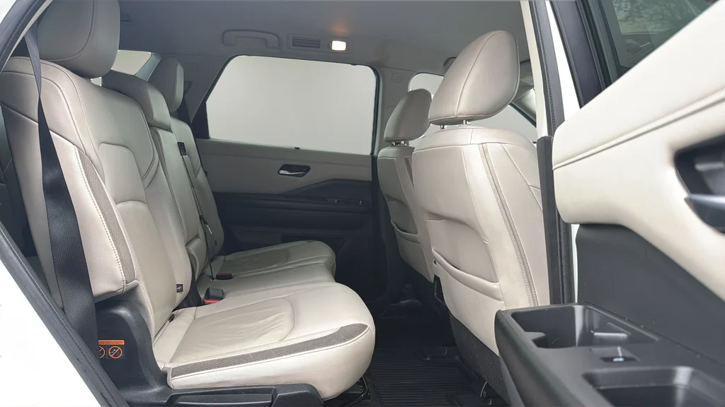 Used 2023 White Nissan SL image 17