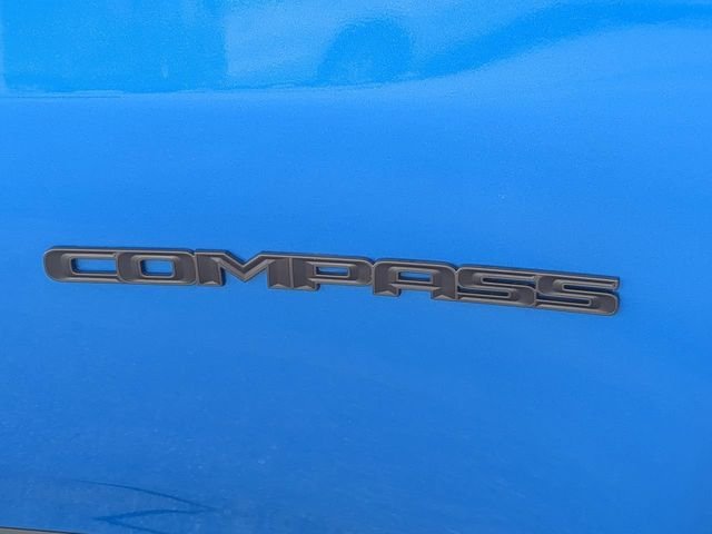 New 2026 Hydro Blue Pearl-Coat Exterior Paint Jeep Latitude image 13