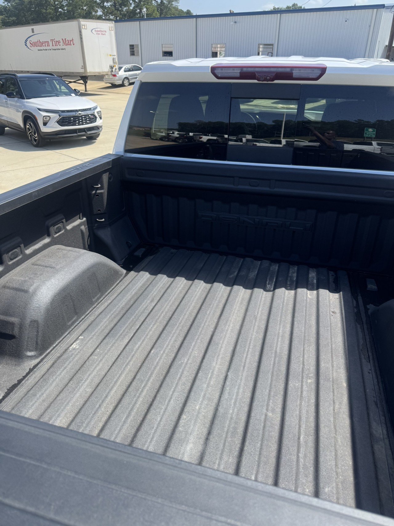 Used 2023 SUMMIT WHITE GMC Denali image 3