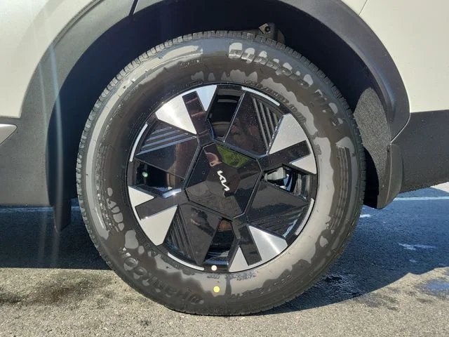 New 2026 Snow White Pearl Kia LX image 7