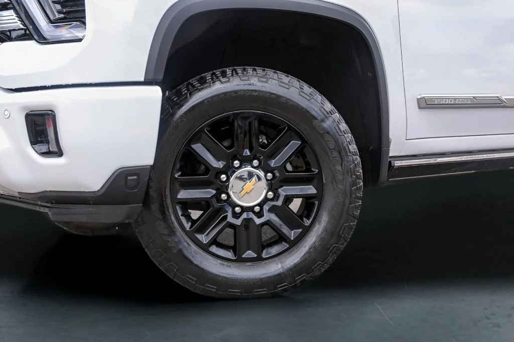 Used 2024 White Chevrolet High Country image 4