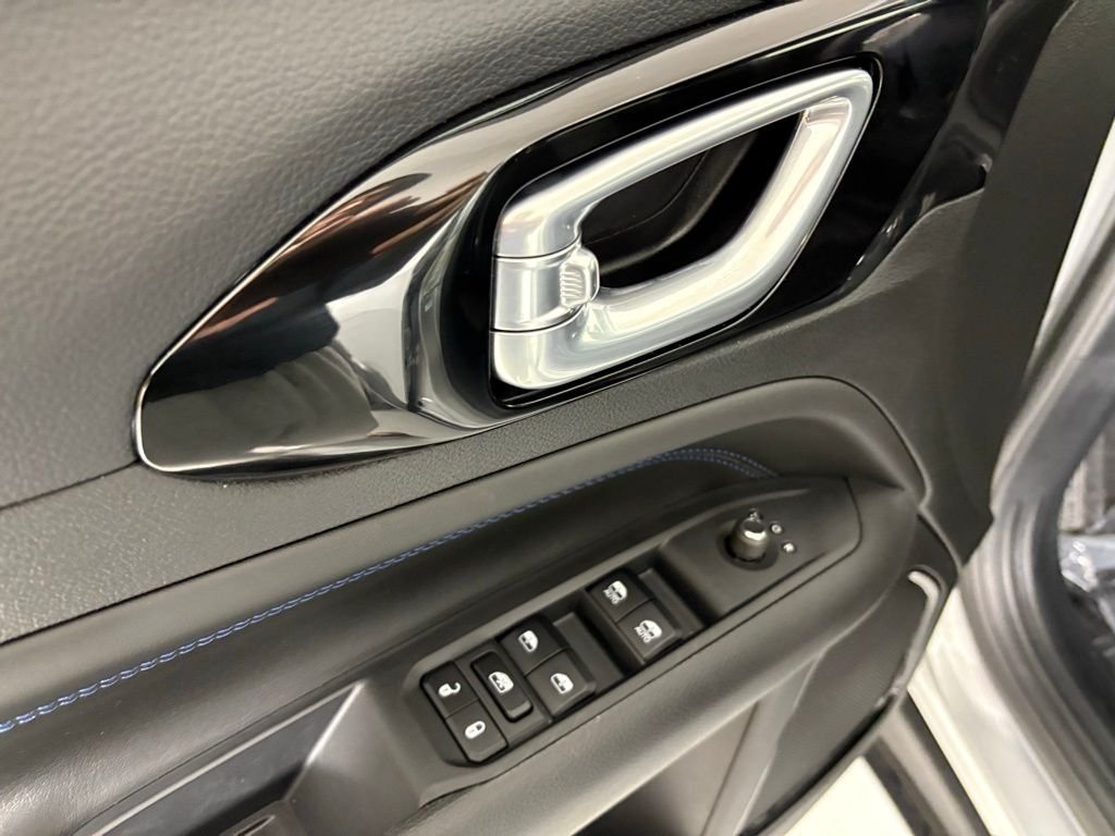 New 2026 Silver Zynith Metallic Clearcoat Jeep Latitude image 15