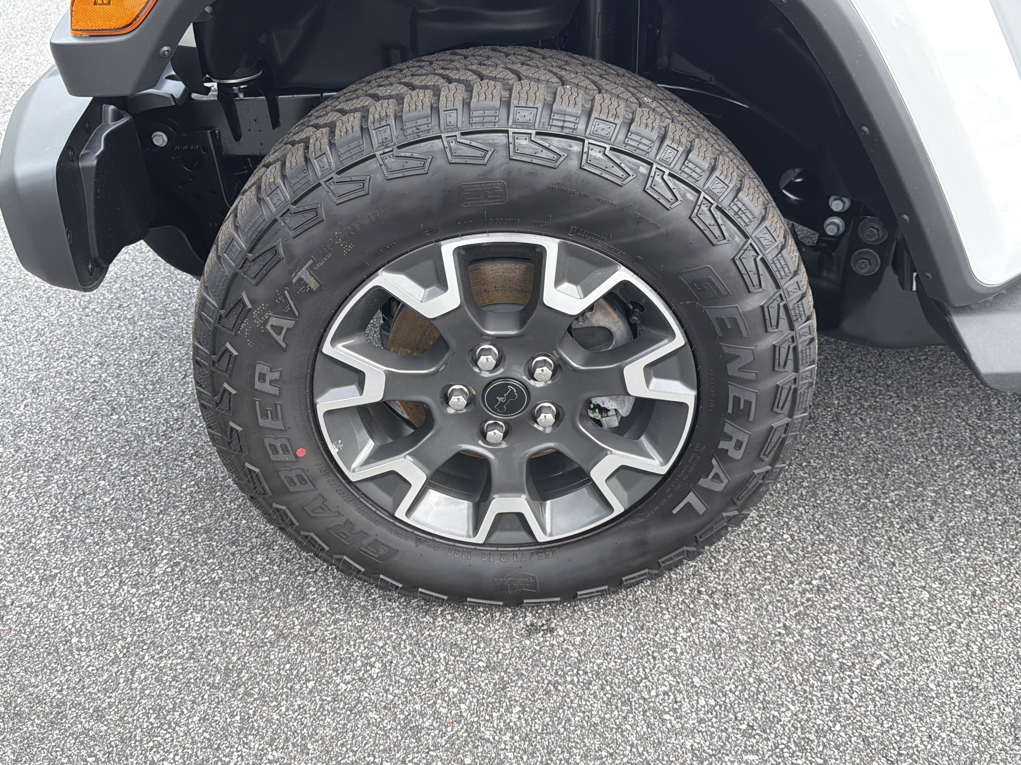 New 2026 Bright White Clear-Coat Exterior Paint Jeep Sahara image 13