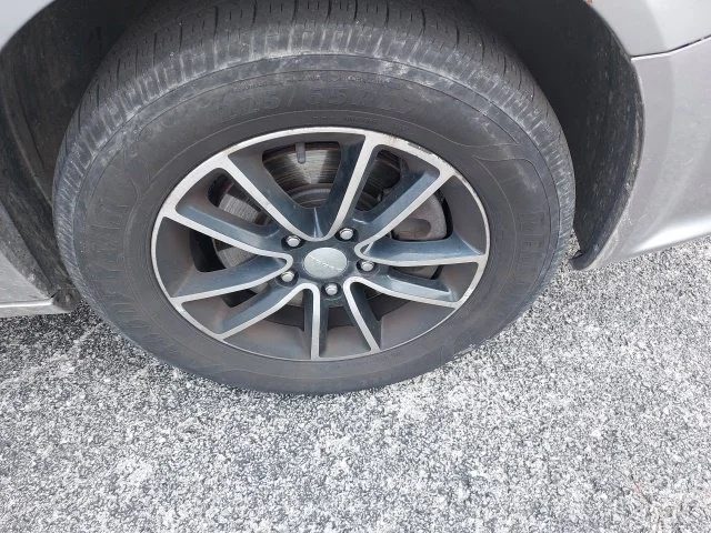 Used 2015 Silver Dodge SXT image 2