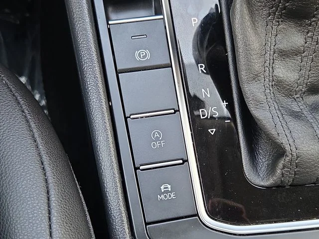 Used 2019 Blue Volkswagen SEL image 10
