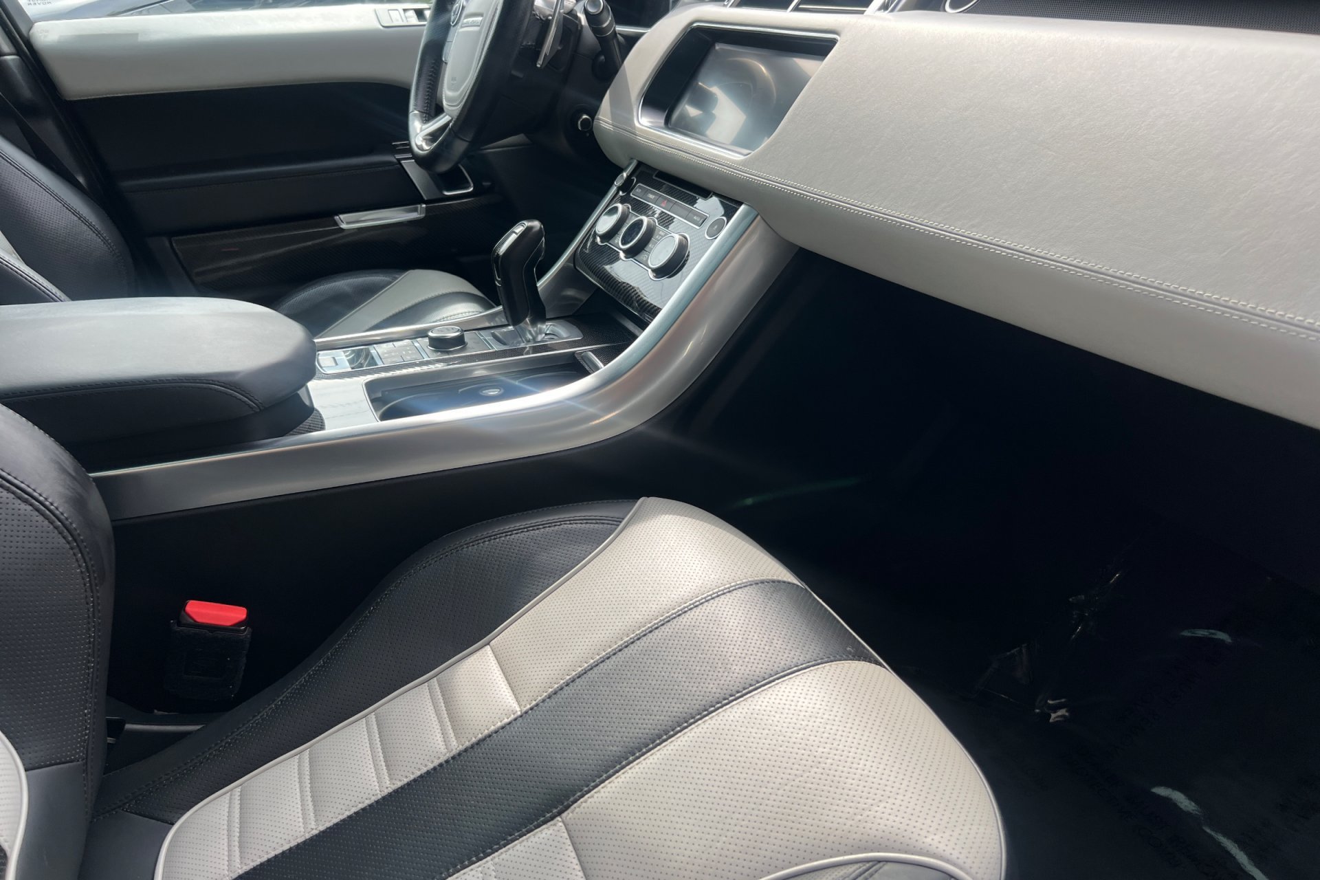Used 2017 Borealis Black Metallic Land Rover SVR image 18