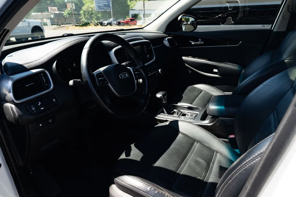 Used 2020 White Kia EX image 19