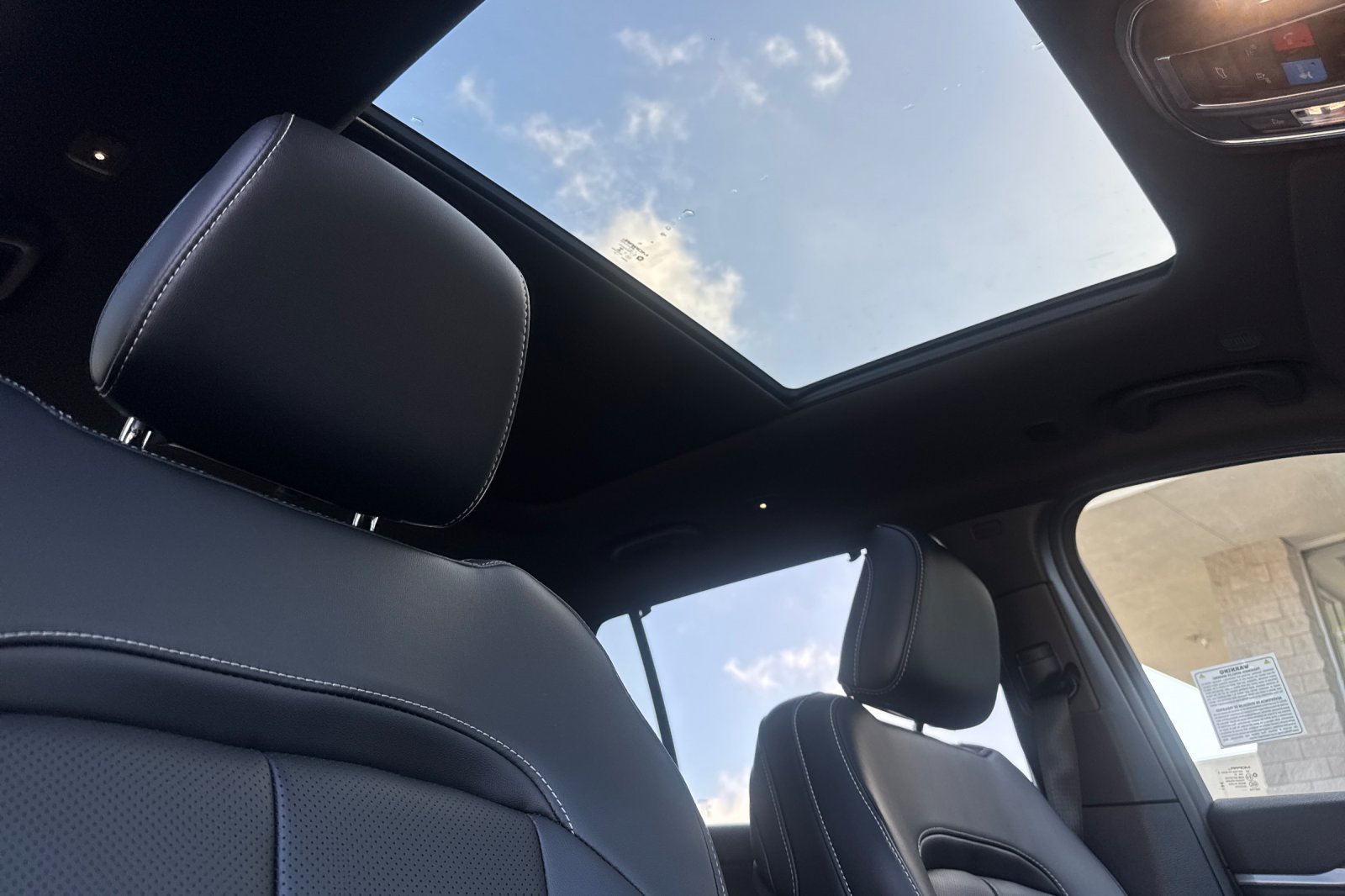 New 2025 Diamond Black Crystal Pearl-Coat Exterior Paint Jeep Limited image 18