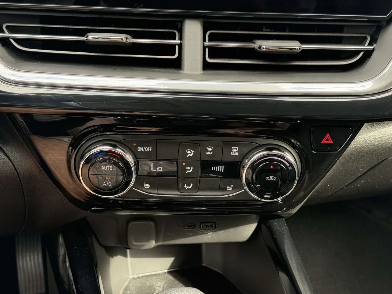 Used 2025 Summit White Chevrolet FWD ACTIV image 28
