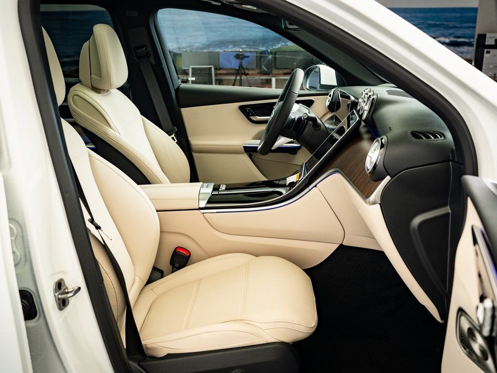 New 2026 MANUFAKTUR Moonlight White Metallic Mercedes-Benz GLC 300 image 21