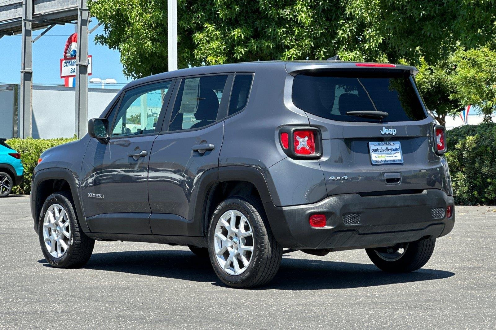 Used 2023 Graphite Gray Jeep Latitude image 6