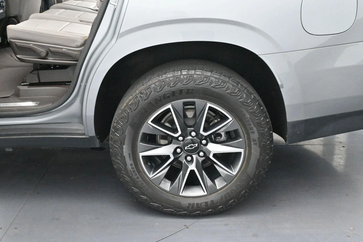Used 2024 Sterling Gray Metallic Chevrolet Z71 image 40