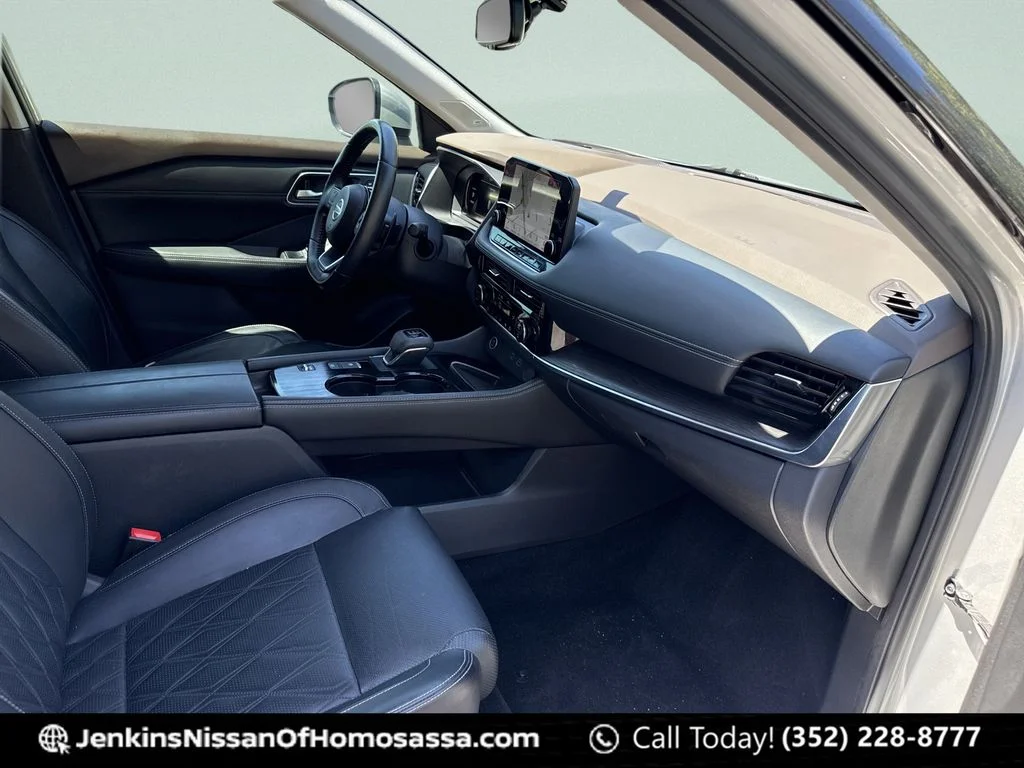 Used 2021 Silver Nissan Platinum image 23