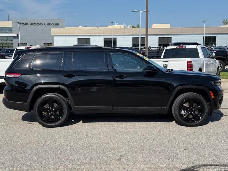 Used 2023 Diamond Black Crystal Pearlcoat Jeep Altitude image 2