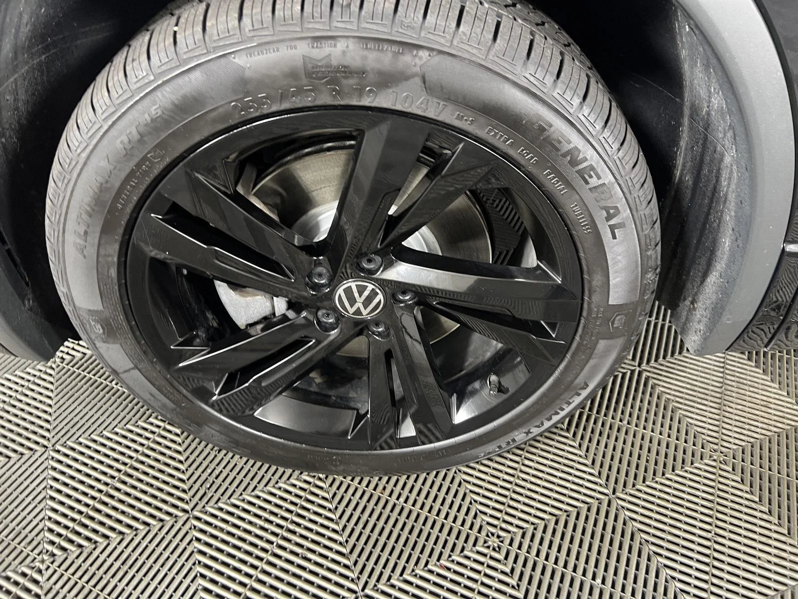 Used 2024  Volkswagen SE R-Line Black image 9
