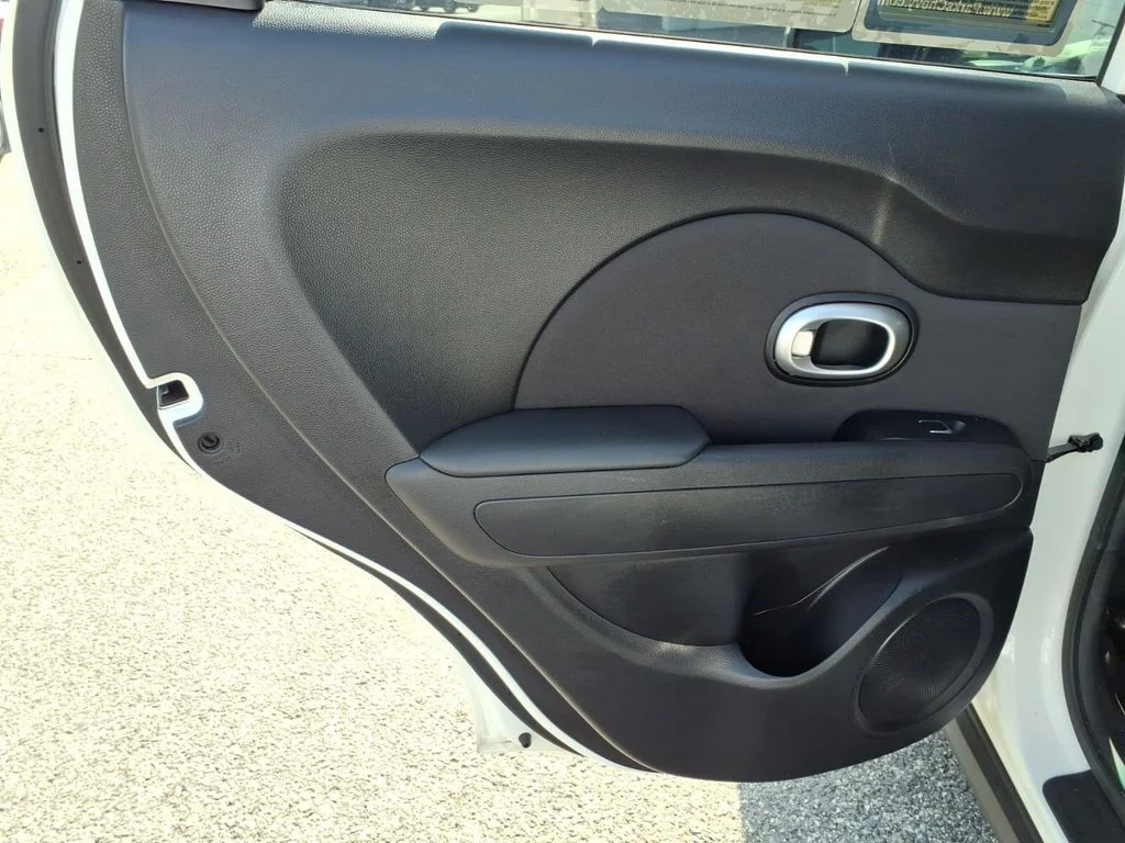 Used 2018 White Kia Base image 25