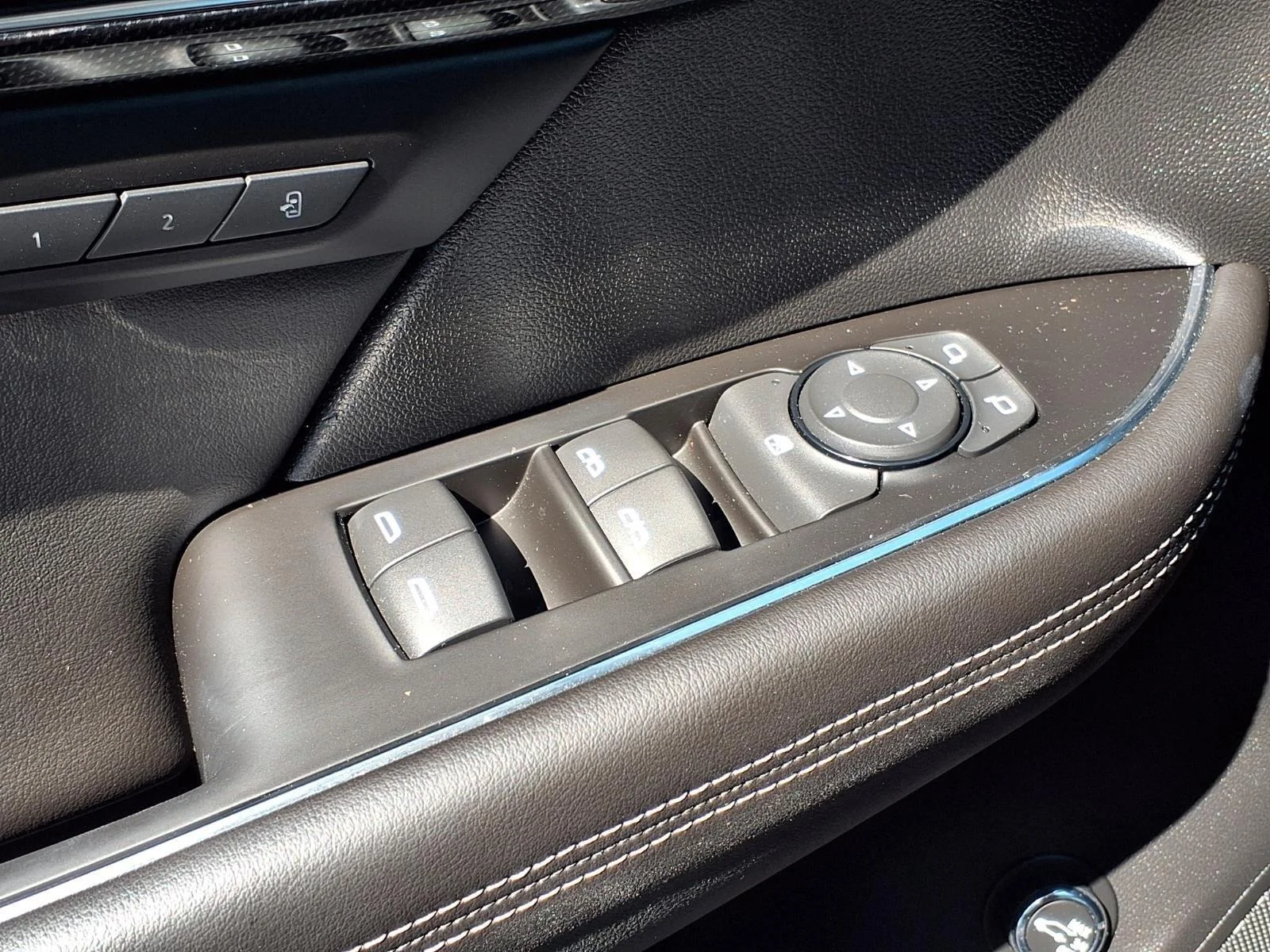 Used 2023 Summit White Buick Essence image 16