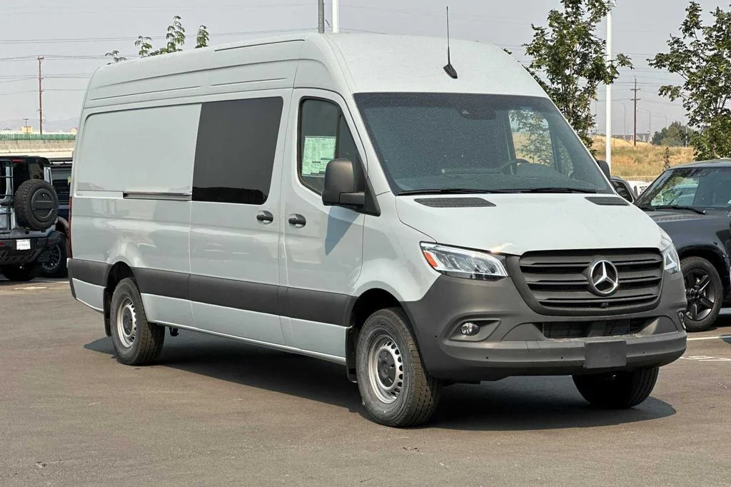 Used 2024  Mercedes-Benz Cargo 170 WB image 7