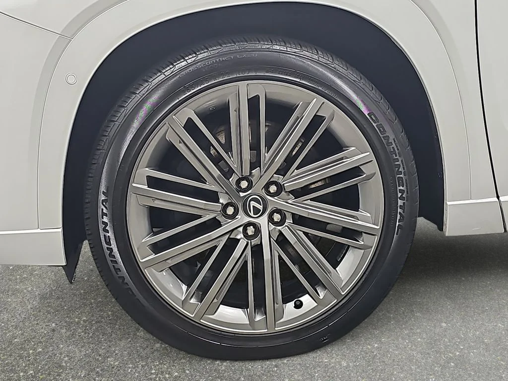Certified Used 2024 Off-white Lexus 550h+ Luxury image 31