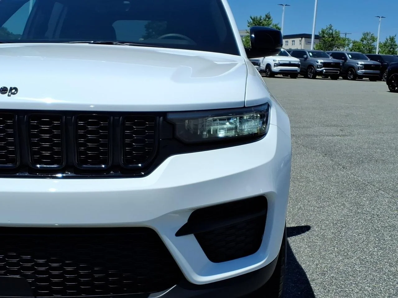 Used 2025 White Jeep Altitude image 22