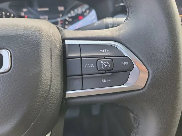 Used 2024 Silver Jeep Latitude image 26