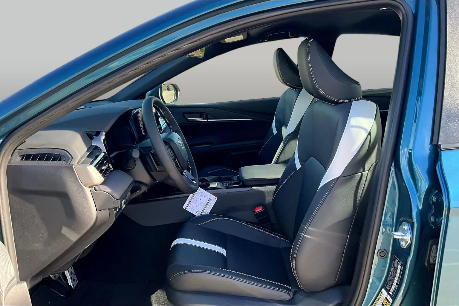 2026 Toyota Camry SE - Photo 9