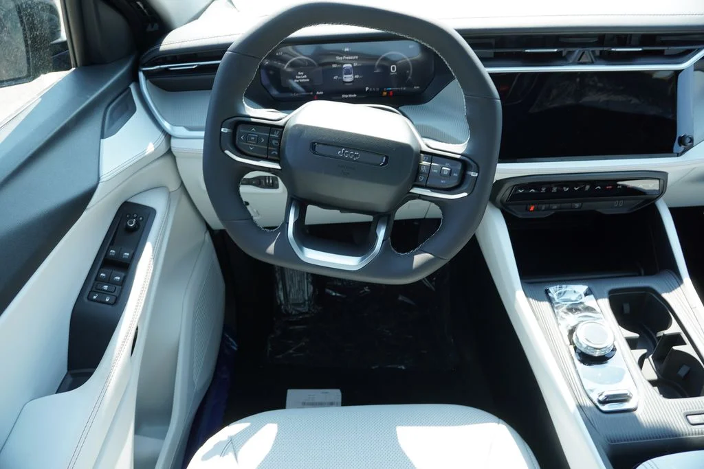 New 2026 Diamond Black Crystal Pearlcoat Jeep Limited image 13