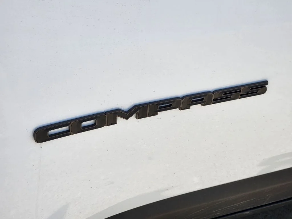 New 2026 Bright White Clear-Coat Exterior Paint Jeep Latitude image 8