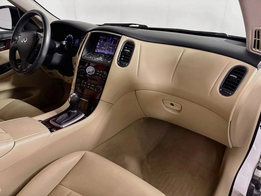 Used 2017 White INFINITI  image 38