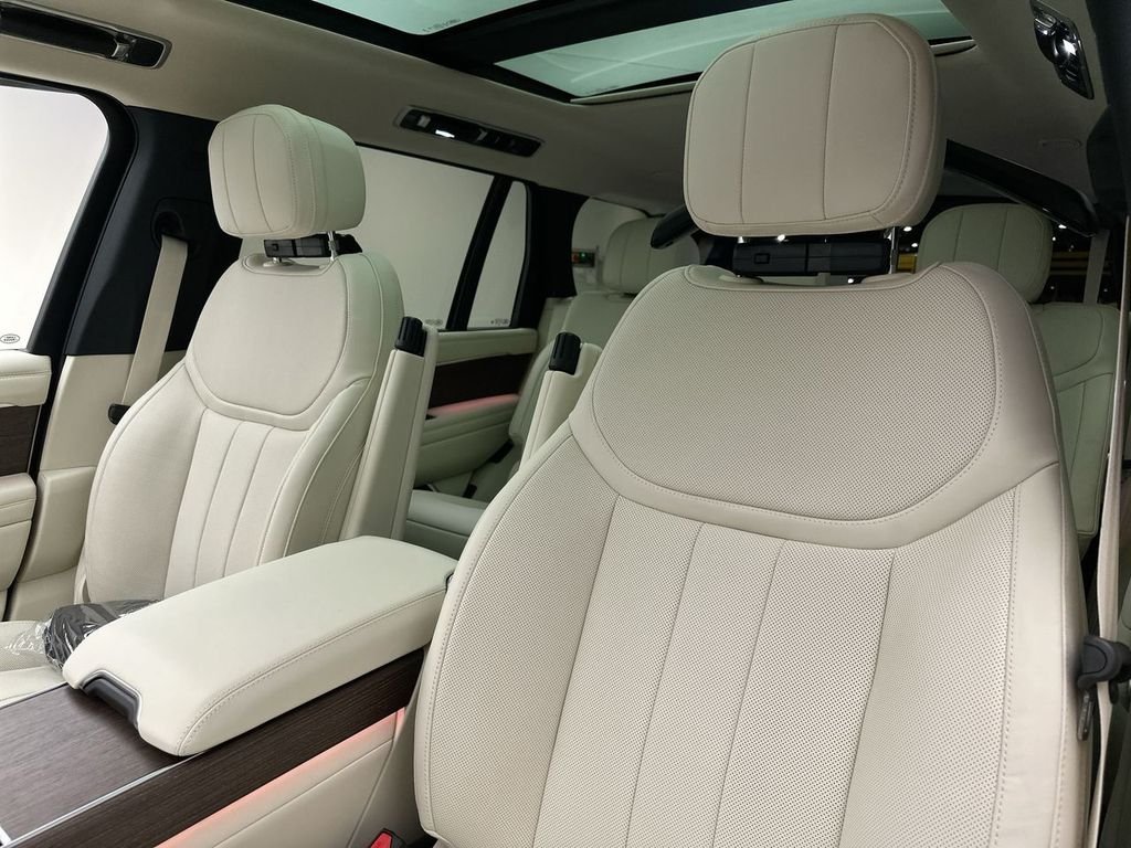 New 2027 Santorini Black Land Rover SE image 10