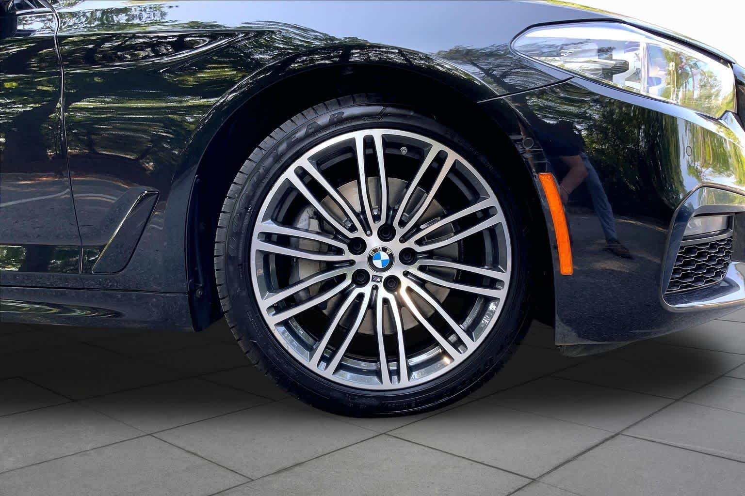 Used 2020 Black Sapphire Metallic BMW 530i xDrive image 10