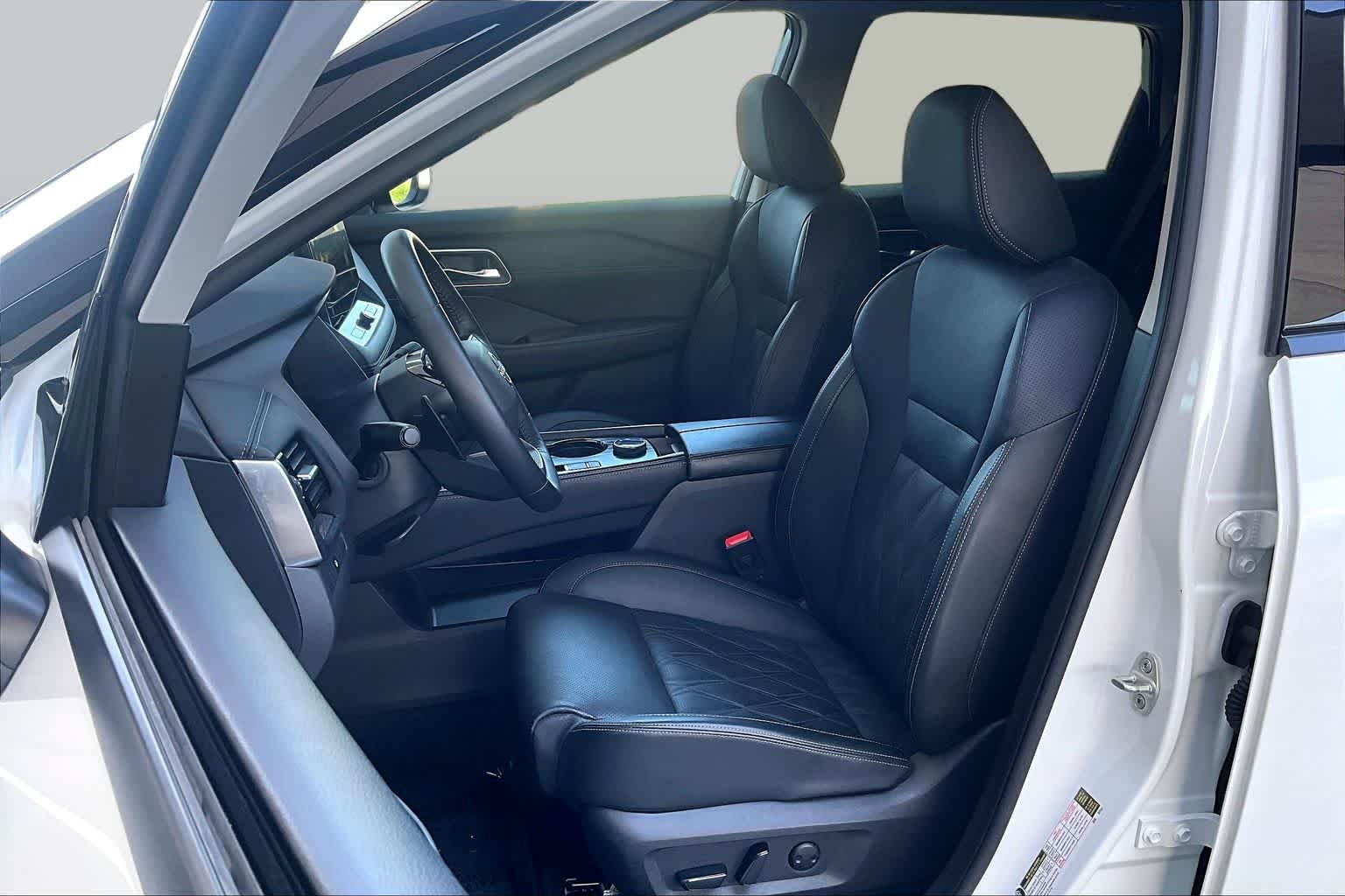 Used 2025 Everest White Pearl Nissan Platinum image 8