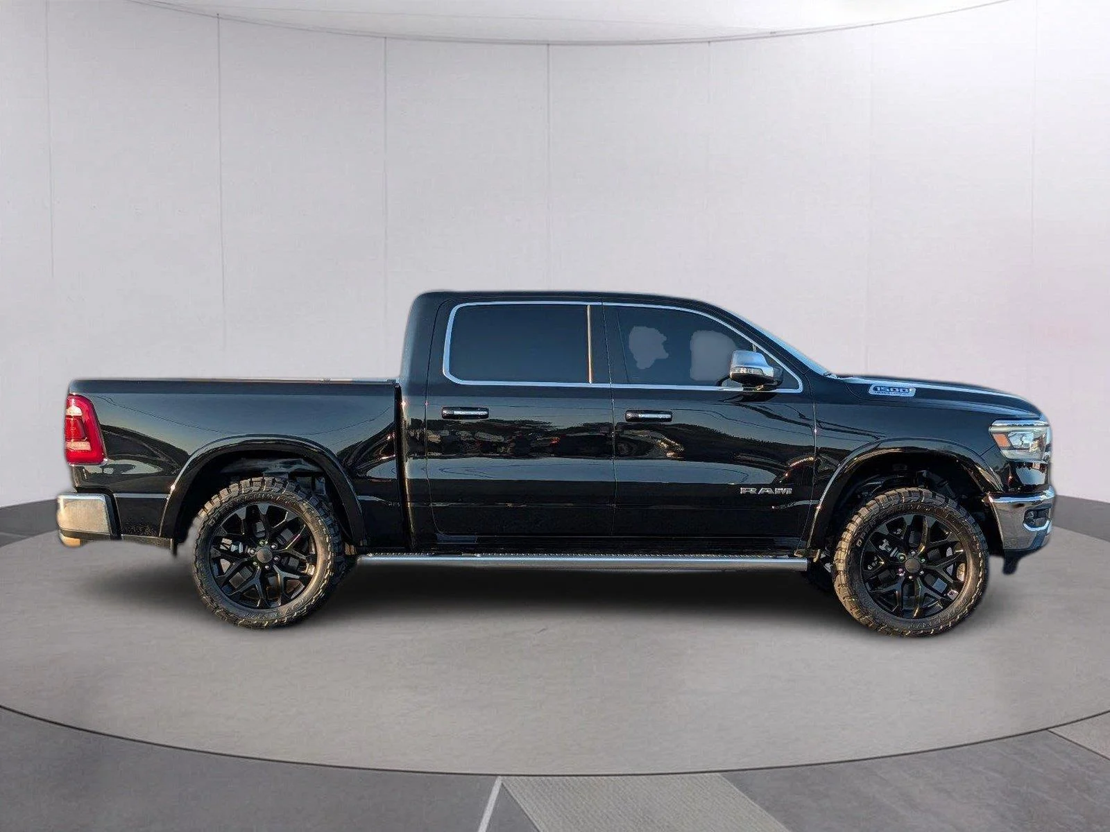 Used 2021 Diamond Black Crystal Pearlcoat Ram Laramie image 8