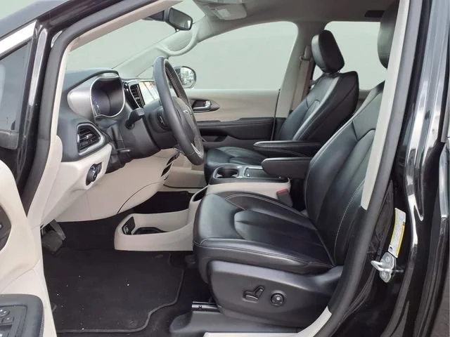 Used 2024  Chrysler Touring L image 14