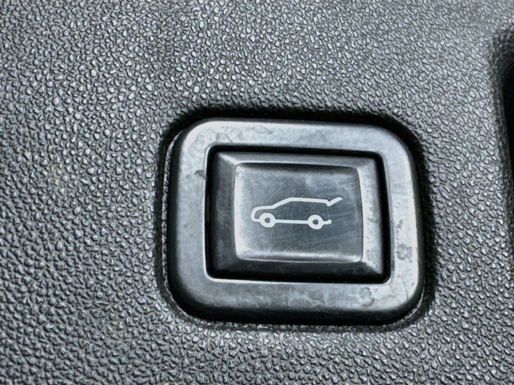 Used 2020 Iridescent Pearl Tricoat Chevrolet Premier image 30