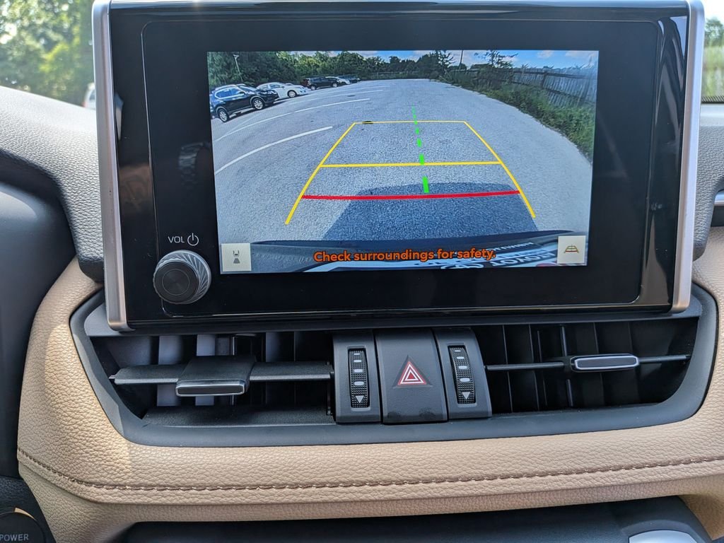Used 2025  Toyota XLE Premium image 21