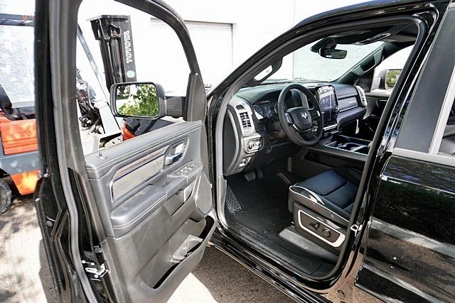 New 2026 Diamond Black Crystal Pearl-Coat Exterior Paint RAM Laramie image 44