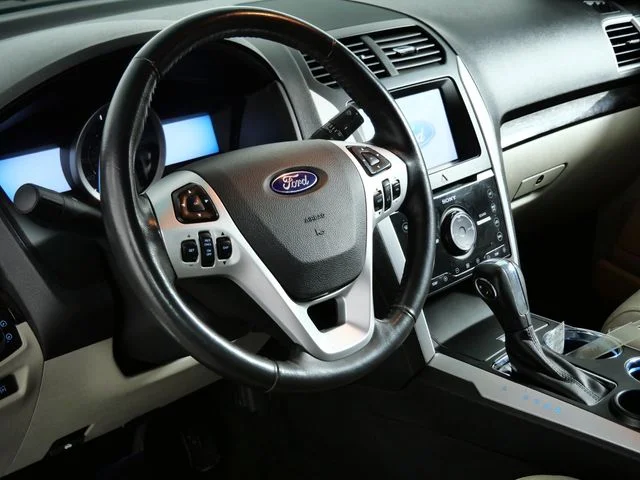 Used 2011 White Ford Limited image 20