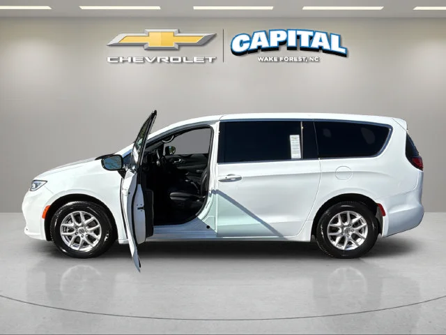 Used 2025 White Chrysler Select image 9