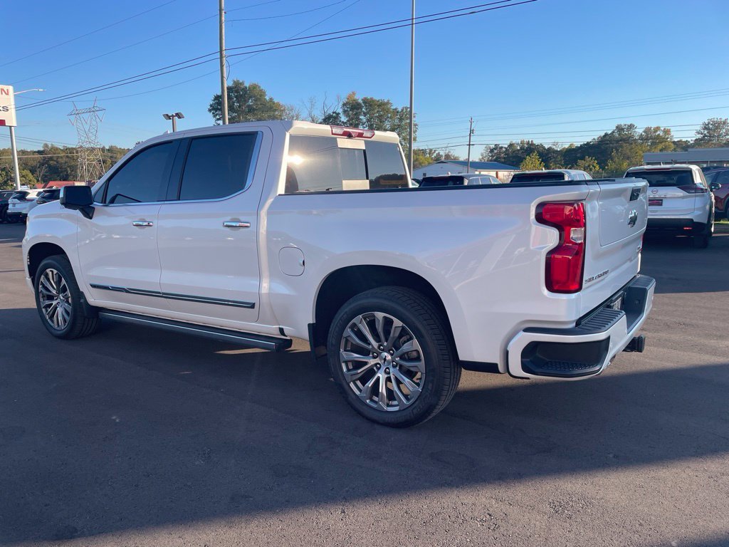 Used 2022 Beige Chevrolet High Country image 3