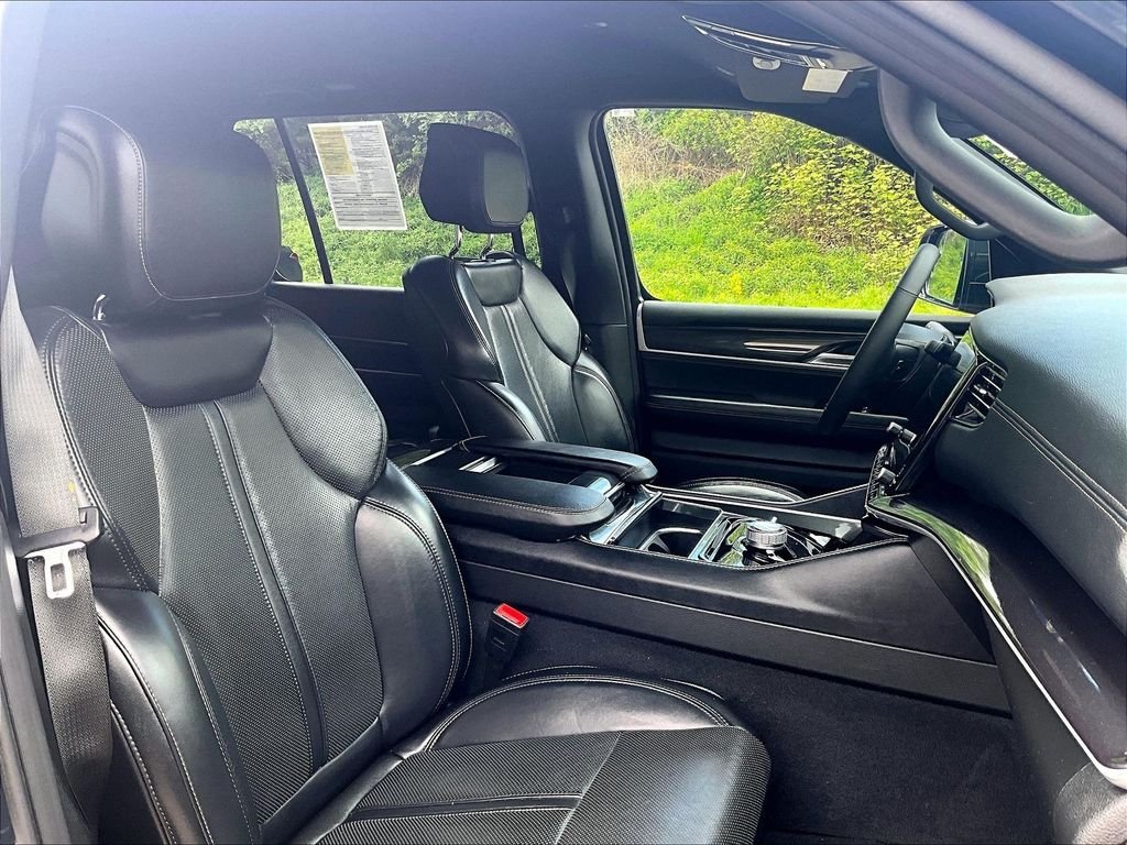 Used 2024 Gray Jeep Base image 11