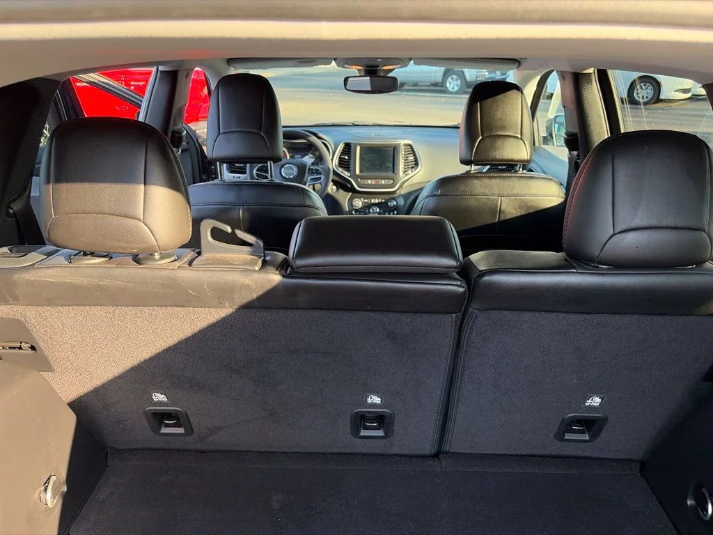 Certified Used 2022 Gray Jeep Latitude Lux image 18