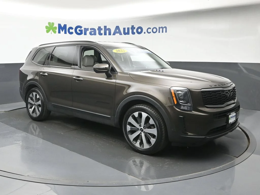 Certified Used 2022 Green Kia S image 2
