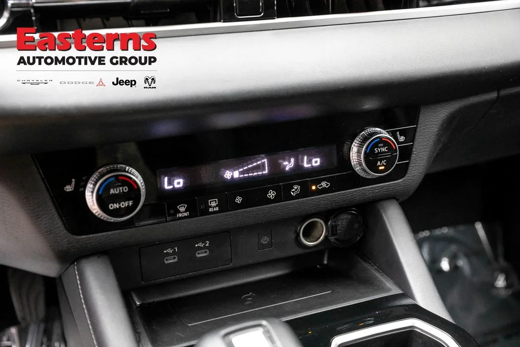 Used 2025 Silver Mitsubishi SE image 18