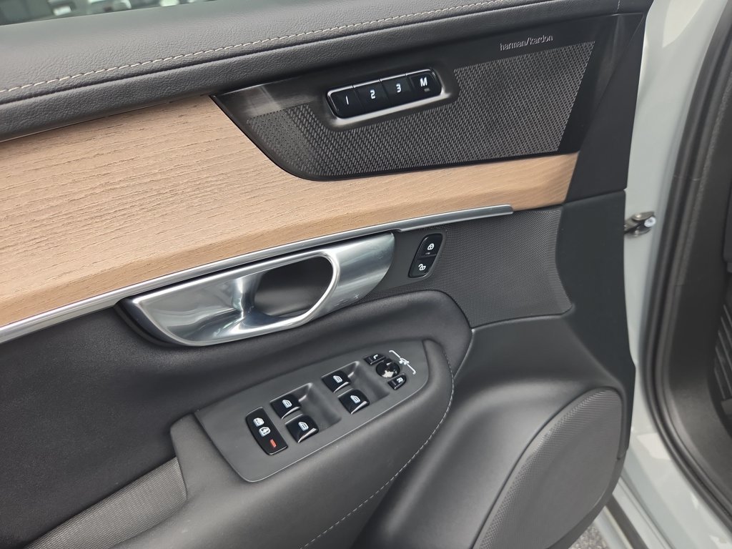 Used 2025  Volvo Plus image 11